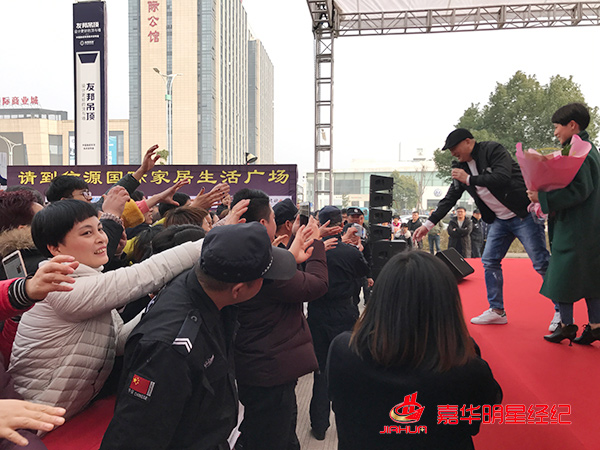 湯鎮(zhèn)業(yè)空降浙江，活動現(xiàn)場親切互動