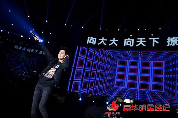 黃圣依出席向大大企業5周年榮耀盛典,林志穎零點樂隊等助陣 黃圣依出席向大大企業5周年榮耀盛典,林志穎零點樂隊等助陣