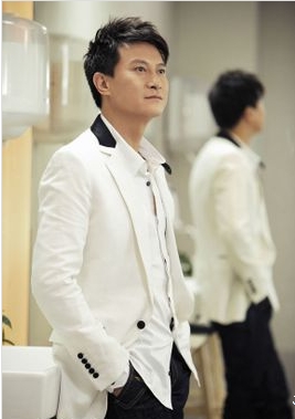  劉錫明出席廣西隆林韓藝美容美發(fā)會所旗艦店開業(yè)慶典