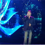 王杰隨經紀人出席大連地產中秋晚會