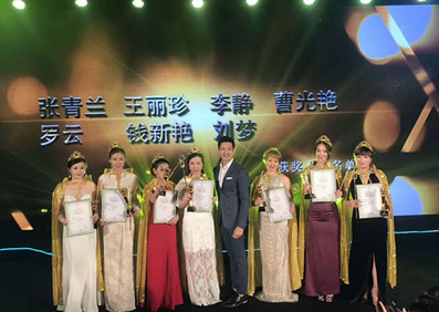 帥氣依舊的威廉王子出席“貓格格”新品發布會暨代言簽約儀式，開啟“王子與格格”之間的美好邂逅！