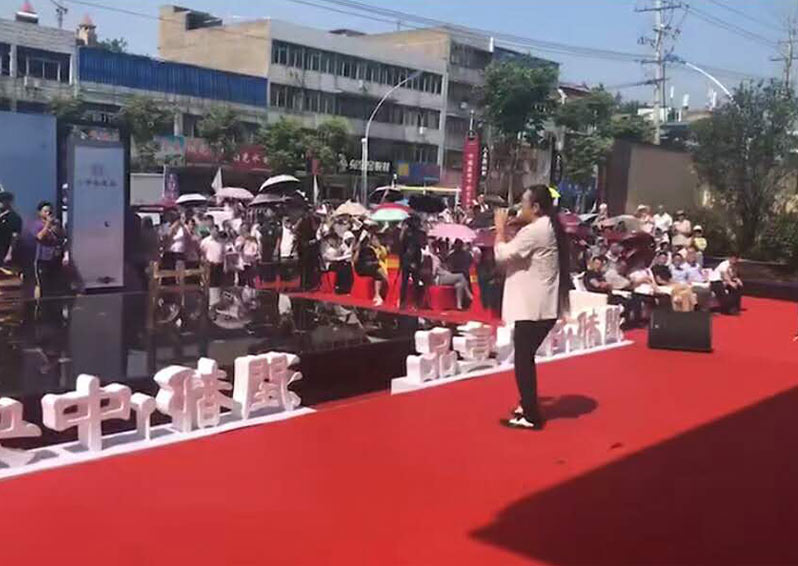 黃安出席安徽五河中央壹品營銷中心開放盛典，現場演唱《東南西北風》