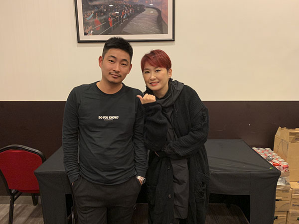 湯寶如與經(jīng)紀人李志合影