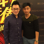 梁凱恩與經(jīng)紀人李志合影