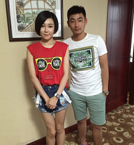 毛澤少與經紀人李志合影