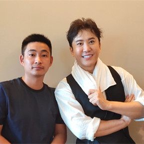 毛寧與經(jīng)紀人李志合影